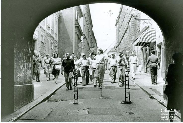 Kamenita vrata 1984. godine, turisti iz Francuske
